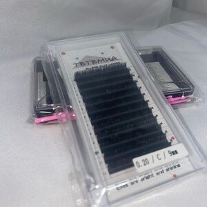 Black Individuals Eyelash Extensions